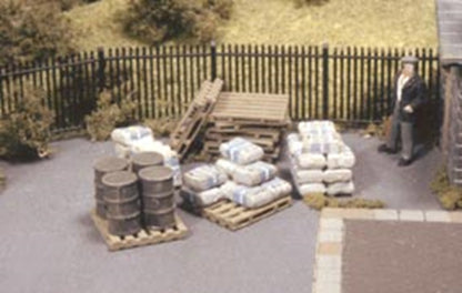 Pack of assorted pallets, sacks and barrels