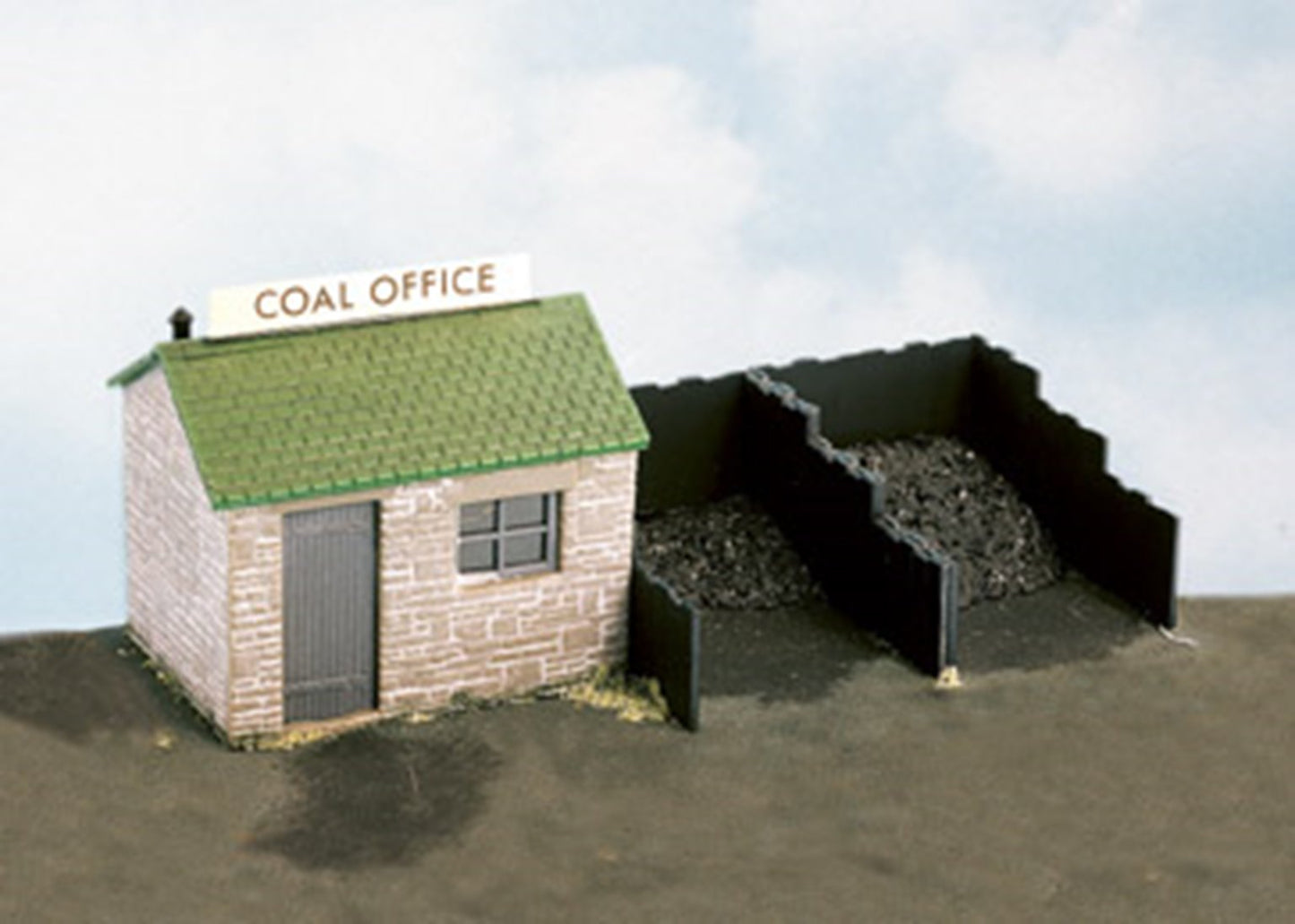 Coal Yard & Hut, includes plastic coal kit