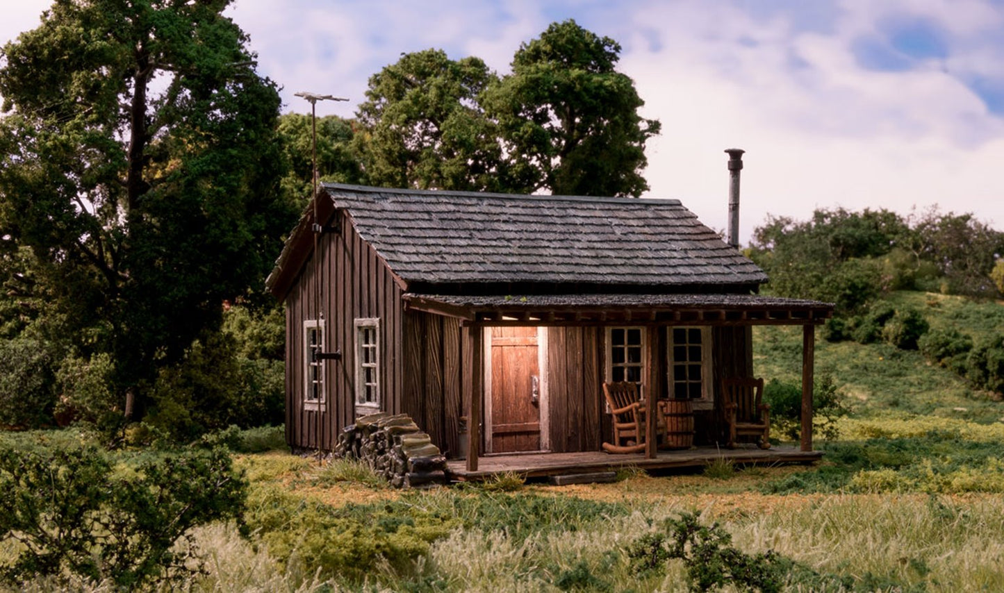 BR5869 WOODLAND SCENICS - O GAUGE BUILDINGS -  Rustic Cabin